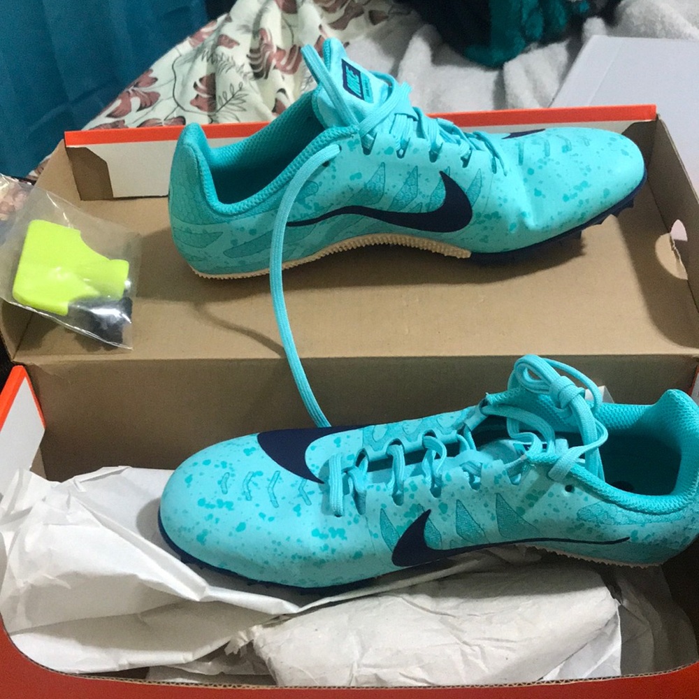 I’m selling track shoes they were never worn